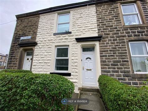 Garden fronted with a driveway and with SW. . Houses to rent rawtenstall